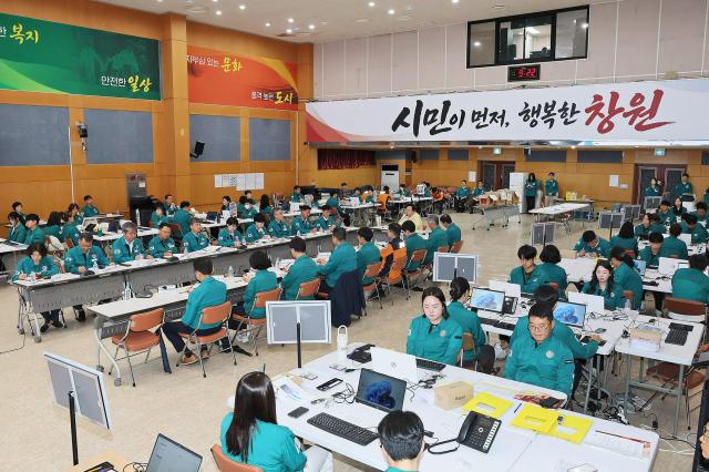 창원특례시가 18일 시청 시민홀에서 전 실·국·소장과 을지연습 근무자 100여 명이 참석한 가운데 ‘2026년 을지연습 최초상황보고회’를 열고 비상대비 대응체계와 유관기관 공조체계를 점검하고 있다사진창원시