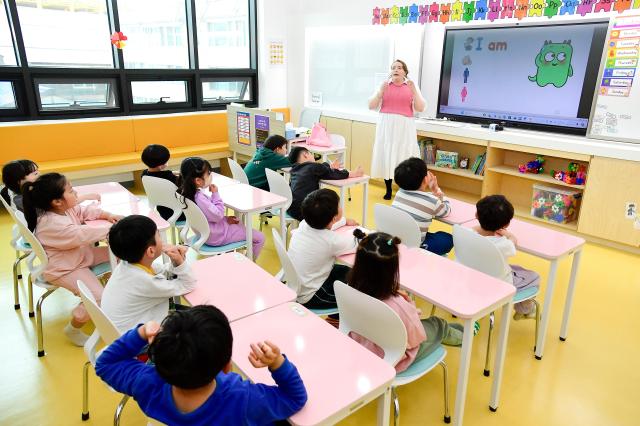 강원 화천군이 오는 9월부터 사내권역 초등학교 12학년을 대상으로 화천형 초등 돌봄교실을 확대 운영한다 사진은 음악과 미술 신체활동 등 다양한 프로그램에 참여하고 있는 초등 저학년 돌봄교실 모습사진화천군