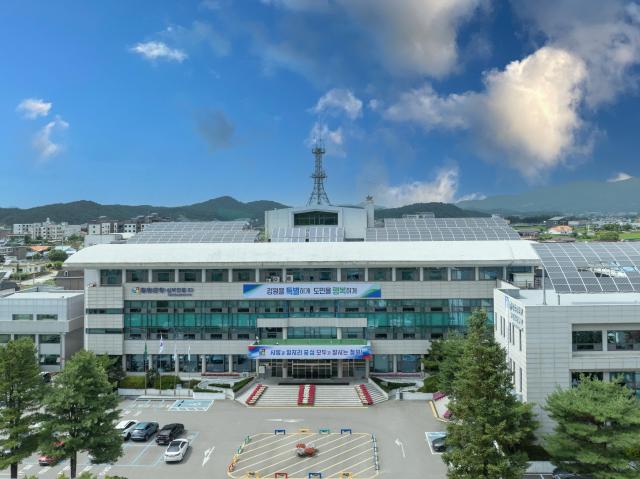 강원 철원군이 오는 9월 5일 고석정 일원에서 국내외 참가자 8500명이 함께하는 ‘제23회 철원DMZ국제평화마라톤대회’를 개최한다 사진은 철원군청 전경사진철원군