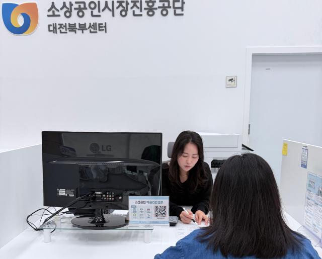 대전 유성구 소상공인시장진흥공단 대전북부센터에서 한 소상공인이 마음건강 상담을 받고 있다 사진소진공