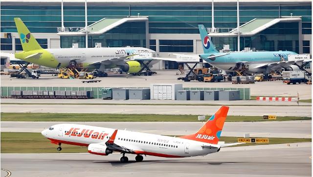 停靠在仁川国际机场的韩国廉航（LCC）和大型航空公司（FSC）客机。【图片来源 韩联社】