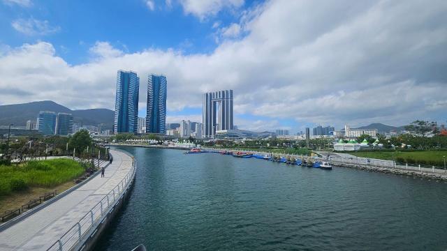 부산항 북항 재개발지구를 가로지르는 경관수로별빛수로 전경 수로 양옆으로 친수 산책로가 조성돼 있고 수상레저 보트가 계류돼 있다 사진부산항만공사
