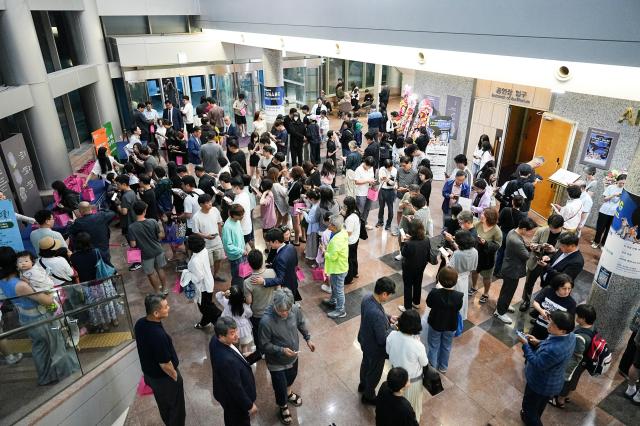 제1회 평창공연예술축제를 찾은 관객들로 붐비는 알펜시아 콘서트홀 로비 사진﻿평창공연예술축제