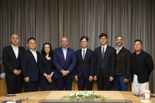 노현빈 신한투자증권 AX기획부 부서장왼쪽부터 한일현 신한투자증권 AX본부장 루스 선 구글 클라우드 코리아 사장 카란 바좌 구글 클라우드 아태지역 총괄 이선훈 신한투자증권 대표 이재성 신한투자증권 경영지원그룹장 모에 압둘라 구글 클라우드 아태지역 커스터머 엔지니어링 부문 부사장 우영진 구글 클라우드 코리아 엔터프라이즈 세일즈 매니저가 지난달 27일 서울 여의도 신한투자증권 본사에서 금융 에이전트 생태계 조성 및 AI 거버넌스·보안 강화를 위한 장기적 협업 방안을 논의 후 기념촬영을 하고 있다 사진구글클라우드
