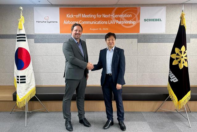 한화시스템이 18일 오스트리아 무인기 전문기업 쉬벨과Schiebel과 차세대 공중 통신용 무인항공기 협업 관련 킥오프 미팅을 가졌다 사진한화시스템