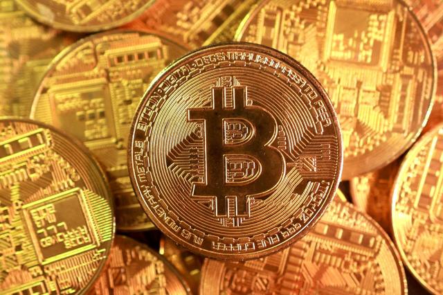 رغم انخفاض الأسعار.. صغار المستثمرين يصمدون وتزداد حيازاتهم من البيتكوين والإيثيريوم