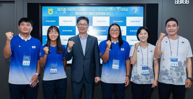 강태영 NH농협은행 은행장왼쪽 세 번째이 18일 서울 중구 본사에서 농협은행 소속 정구·테니스 국가대표 선수단과 함께 2026 아이치·나고야 아시안게임 출정식에서 기념촬영을 하고 있다 사진농협은행