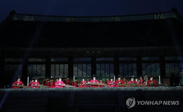 Giai điệu Yeominrak vang lên tại Gyeongbokgung
Seoul  Yonhap Các nghệ sĩ đang biểu diễn bản nhạc Yeominrak tại buổi tổng duyệt chương trình “Hạt giống âm thanh” của Trung tâm Gugak Quốc gia tổ chức ngày 195 trước điện Sujeongjeon trong cung Gyeongbokgung Seoul 1952026