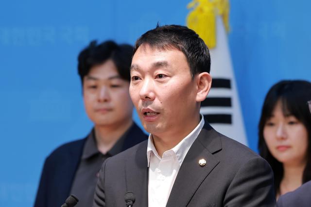김용민 더불어민주당 의원이 16일 국회 소통관에서 민주당원 단체들과 검찰 보완수사권 폐지와 관련해 수사·기소 분리 대선 공약을 지켜달라고 촉구하는 기자회견을 하고 있다 사진연합뉴스