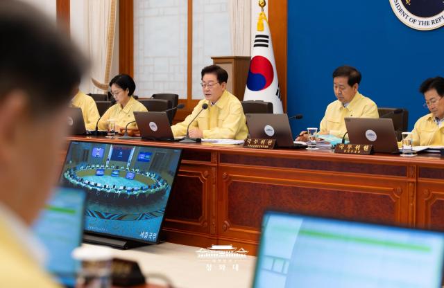 Lee keeps wartime control plan as Trump cuts drills