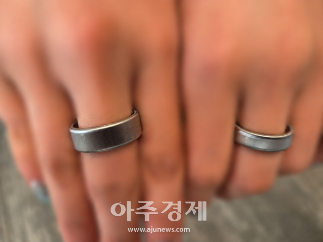 오우라링5오른쪽과 전 버전인 오우라링4 비교 사진 오우라링5가 확연히 가늘고 작은 모습 사진조성준 기자