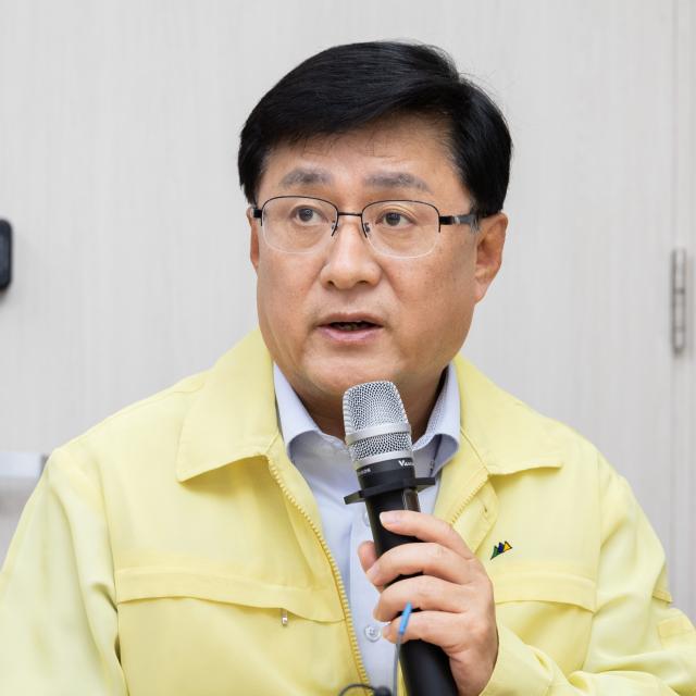 김성환 기후에너지환경부 장관이 18일 정부세종청사 기후부 기자실에서 출입기자단 차담회를 열고 질문에 답하고 있다 사진기후에너지환경부