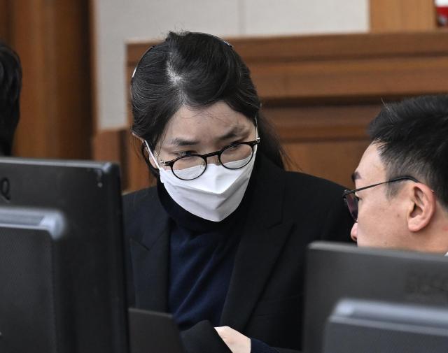 도이치모터스 주가조작과 명태균 공천개입 통일교 청탁·뇌물 수수 의혹 혐의 등으로 구속기소 된 김건희 여사가 3일 서울 서초구 서울중앙지방법원에서 열린 자본시장법 위반 혐의 결심 공판에 출석 변호인과 대화하고 있다 사진연합뉴스