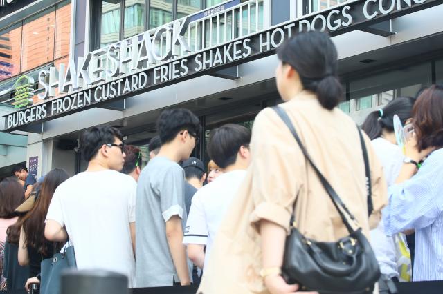 2016년 7월 22일 오전 서울 강남구 쉐이크 쉑 국내 1호점 오픈행사에서 시민들이 쉑쉑버거를 구입하기 위해 긴 줄을 서서 기다리고 있다. [유대길 기자, dbeorlf123@ajunews.com]