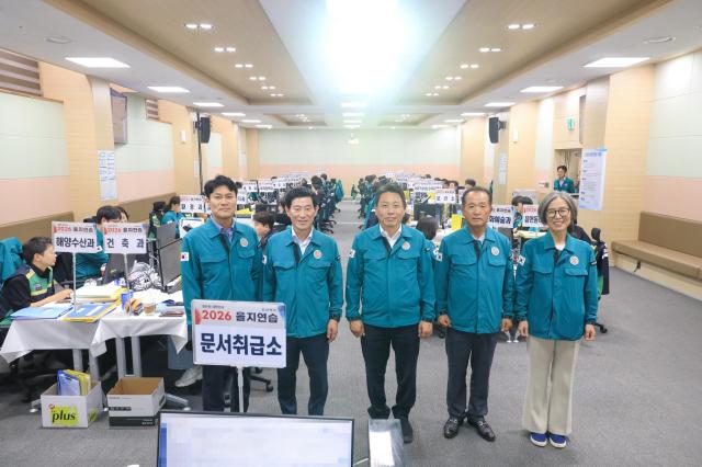 삼척시의회 김원학 의장과 의원들은 18일 2026년 을지연습이 진행 중인 삼척시 종합상황실을 방문해 훈련 현장을 살펴보고 위문품을 전달하며 비상근무에 임하고 있는 관계자들의 노고를 격려했다 사진삼척시의회