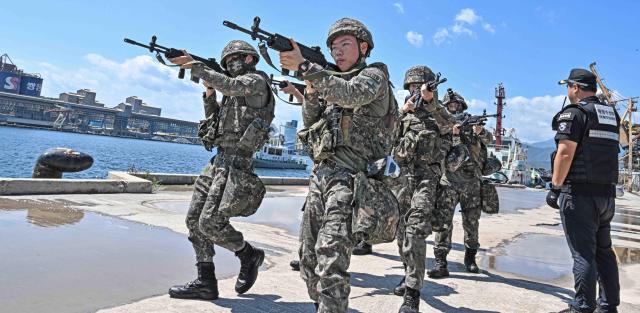 해군 군사경찰대대 기동타격대와 해양수산청 전력이 해상전력 침투 상황을 대비하여 사주경계를 실시하고 있다 사진해군1함대