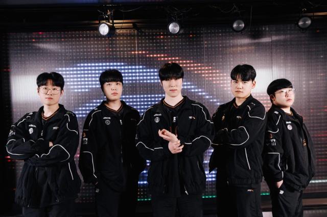 2026 LCK 플레이오프와 LoL 월드 챔피언십 진출 확정한 한화생명e스포츠 선수들이 기념 사진을 찍고 있다 사진라이엇 게임즈