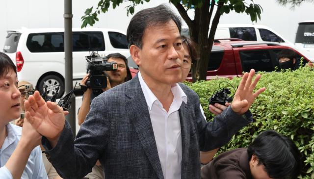 윤한홍 국민의힘 의원이 대통령실 관저 이전 공사를 둘러싼 비위 의혹과 관련해 직권남용권리행사방해 혐의 피의자 신분으로 조사를 받기 위해 1일 과천 종합특검 사무실로 출석하며 취재진의 질문을 받고 있다 사진연합뉴스