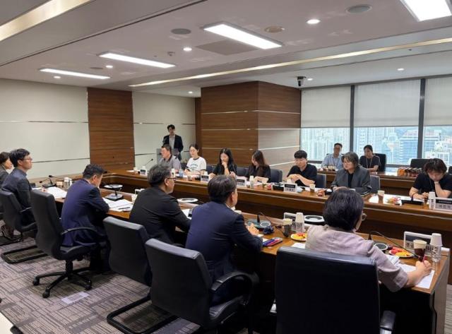 최인호 HUG 사장앞줄 왼쪽에서 세번째이 13일 개최된 간담회에서 참석자들의 발언을 청취하고 있다 사진HUG
