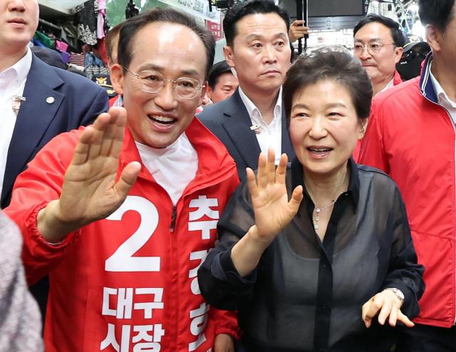 박근혜 전 대통령오른쪽이 지난 5월 대구 중구 서문시장에서 추경호 당시 국민의힘 대구시장 후보의 유세를 지원하고 있다 사진연합뉴스