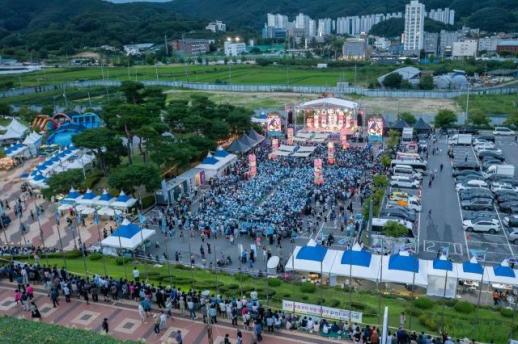 무더위 날린 체류형 여름축제…2026 김천포도축제, 10만 방문객 구름인파