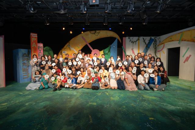 제3회 초록우산 어린이뮤지컬 스케치북 시즌3를 마무리 하고 단체사진을 촬영하고 있다사진초록우산 대구종합사회복지관