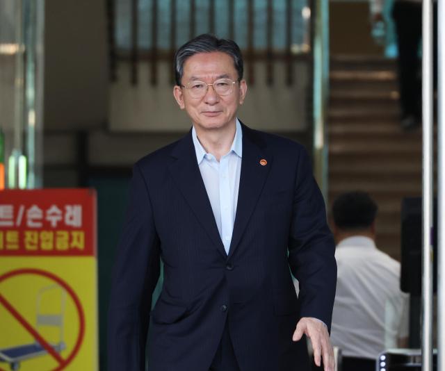 건강상 이유와 함께 검찰개혁 관련 주요 입법이 마무리됐다는 취지로 사퇴 이유를 밝힌 정성호 법무부 장관이 18일 과천 법무부 청사를 나서고 있다사진연합뉴스
