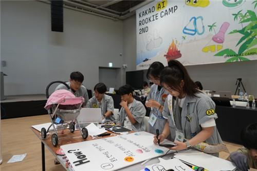 Hiện trường “AI Rookie Camp” khóa 2 của Kakao
Ngày 138 tại AI Campus của Kakao ở Yongin đội “Tteugeupna” tham gia “AI Rookie Camp” đang tiến hành kiểm tra lần cuối nguyên mẫu xe đẩy thông minh tích hợp AI dành cho trẻ em trong thời tiết nắng nóng gay gắt Kakao cung cấp