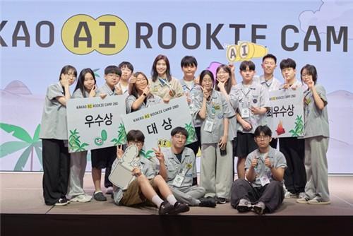 Hiện trường “AI Rookie Camp” khóa 2 của Kakao
Tổng giám đốc Kakao Jung Shin-ah chụp ảnh lưu niệm cùng các đội giành giải tại “AI Rookie Camp” khóa 2 của Kakao Kakao cung cấp
