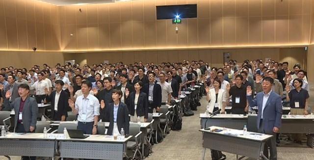 현대해상 경영전략세미나에서 이석현 대표이사앞줄 오른쪽 첫 번째를 포함한 전 임원과 부서장이 소비자보호헌장을 제창하고 있다 사진현대해상