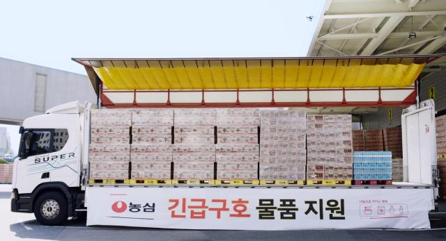 농심이 이머전시 푸드팩 사업으로 재난지역에 구호품을 지원하고 있는 모습 사진농심