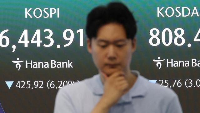 19일 서울 중구 하나은행 본점 딜링룸에 코스피 코스닥 지수가 표시돼 있다 사진연합뉴스
