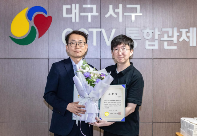 권오상 대구 서구청장왼쪽이 섬유 공장 화재를 조기에 발견해 대형 피해를 막은 CCTV 통합관제센터 관제원에게 표창장을 전달한 뒤 기념 촬영을 하고 있다사진대구 서구