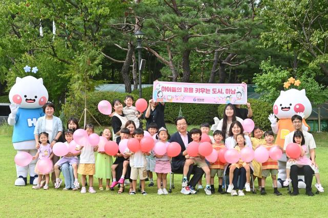 하남시가 초록우산의 ‘2026 대한민국 아동성장환경지표’ 조사에서 전국 229개 시·군·구 중 9위에 오르며 ‘톱10’에 진입했다 사진은 이현재 하남시장이 시청 잔디광장에서 아이들과 함께 즐거운 시간을 보내는 모습 사진하남시