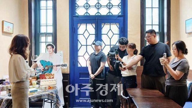 이효선 작가가 중국 현지 방송·신문 기자들에게 작품세계와 예술철학을 소개하고 있다사진이효선 작가