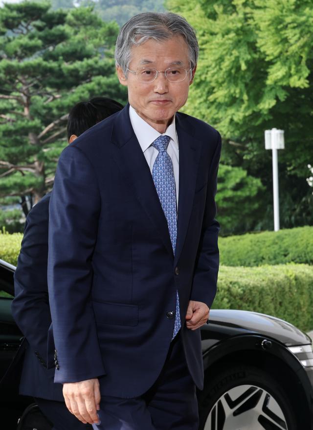 조희대 대법원장이 19일 서울 서초구 대법원으로 출근하고 있다 사진연합뉴스