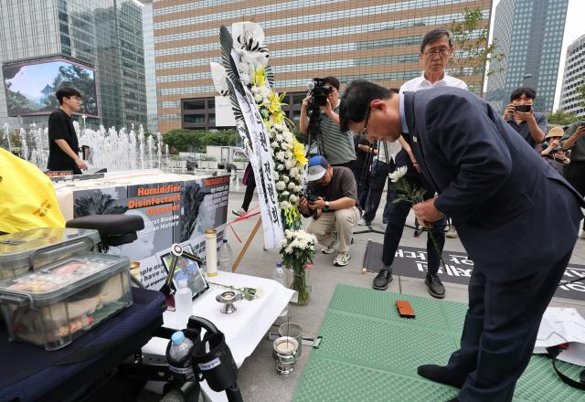  김성환 기후에너지환경부 장관이 19일 서울 종로구 광화문광장에서 전국가습기살균제참사피해자연대가 설치한 고故 서영철 대표 분향소를 찾아 조문하고 있다사진연합뉴스