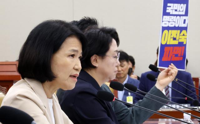 국민의힘 이진숙 의원이 19일 국회에서 열린 과학기술정보방송통신위원회 전체회의에서 신상 발언을 하고 있다 뒤편으로 무소속 최혁진 의원의 파면 촉구 손팻말이 보인다사진연합뉴스