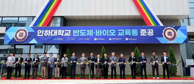 박찬대 인천광역시장이 19일 인하대학교에서 열린 인하대학교 반도체·바이오 교육동 준공식에서 조명우 인하대 총장 및 내빈들과 준공 테이프커팅을 하고 있다 사진인천시