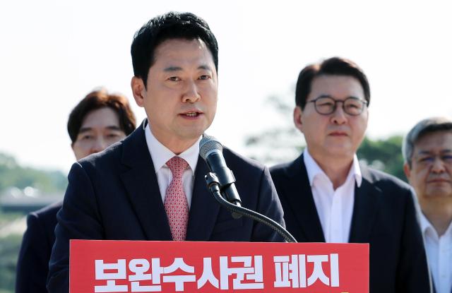 장동혁 국민의힘 대표가 3일 청와대 사랑채 앞에서 열린 현장 최고위원회의에서 형사소송법 개정안에 대한 이 대통령의 재의요구권 행사를 촉구하고 있다 사진연합뉴스