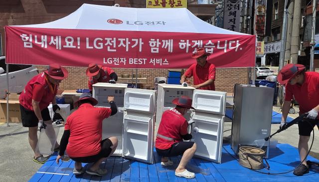 LG전자가 18일부터 집중 호우로 인한 수해 지역에 수해 서비스 거점을 마련하고 가전 제품 무상 점검 및 수리 서비스를 지원하고 있다 사진은 경상남도 거제시 고현동에 마련된 특별 수해 서비스 거점에서 LG전자 서비스 매니저들이 침수 피해를 입은 제품을 점검 및 수리하는 모습 사진LG전자