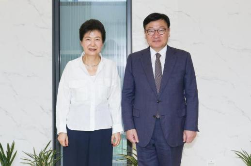 정점식, 박근혜 만나 연찬회 초청...朴 검토하겠다