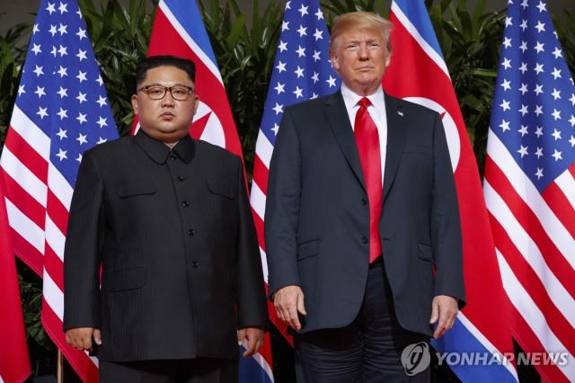 Nhà lãnh đạo Triều Tiên Kim Jong-un trái và Tổng thống Mỹ Donald Trump phải gặp nhau tại Singapore năm 2018

Ảnh tư liệu APYonhap