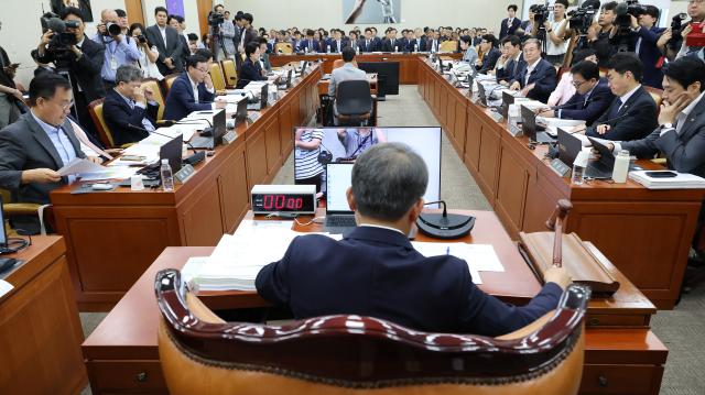 송기헌 과방위원장이 19일 국회에서 열린 과학기술정보방송통신위원회 전체회의에서 의사봉을 두드리고 있다 사진연합뉴스