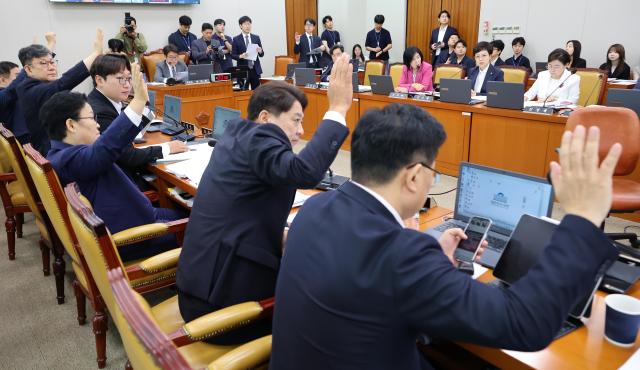 19일 국회에서 열린 국토교통위원회 전체회의에서 본회의에 계류 중인 용산공원 조성 특별법 일부개정법률안 법안의 건에 대한 의사일정 추가 여부를 묻는 거수 표결에서 여당 위원들이 반대표를 던지고 있다 사진연합뉴스