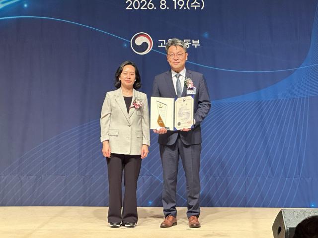 이성호 남원시 부시장오른쪽이 19일 고용노동부로부터 지역일자리 공시제 부문 고용노동부 장관상을 받고 있다사진남원시
