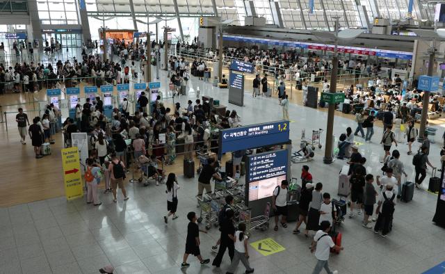 仁川国际机场第一航站楼出境大厅的旅客 【图片来源 韩联社】