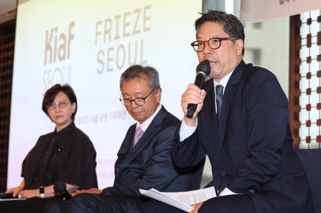 19일 서울 중구 웨스틴조선호텔에서 열린 키아프 서울 프리즈 서울 공동 기자회견에서 관계자들이 질의응답을 하고 있다 오른쪽부터 패트릭 리 프리즈 서울 디렉터 이성훈 한국화랑협회 회장 김효정 한국화랑협회 부회장 사진연합뉴스 