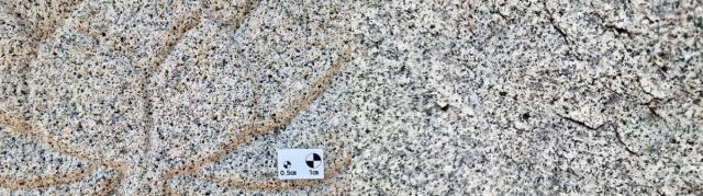 Hình ảnh so sánh đá granite biotite
Bên trái là công trình đá tại lăng Jangneung ở Yeongwol bên phải là mẫu đá khai thác tại núi Songhaksan
Viện Nghiên cứu Di sản Văn hóa Quốc gia Hàn Quốc cung cấp