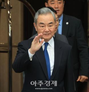 [포토] 취재진 향해 손 흔드는 중국 왕이 외교부장